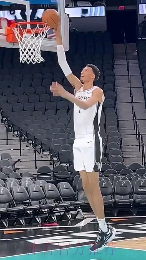 文班亚马空接暴扣又投进三分，目前三分10中6砍下26分8篮板